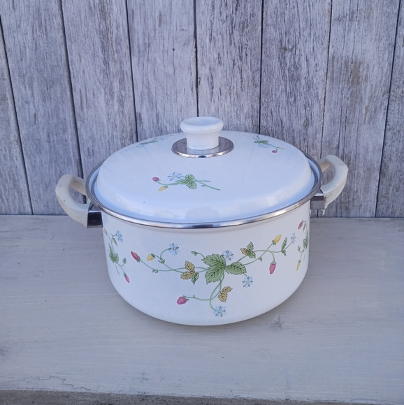 Vintage 80's Enamel Ware Strawberries Set Of 2 Pots With Lids Stockpot/Sauce I - Picture 2 of 10